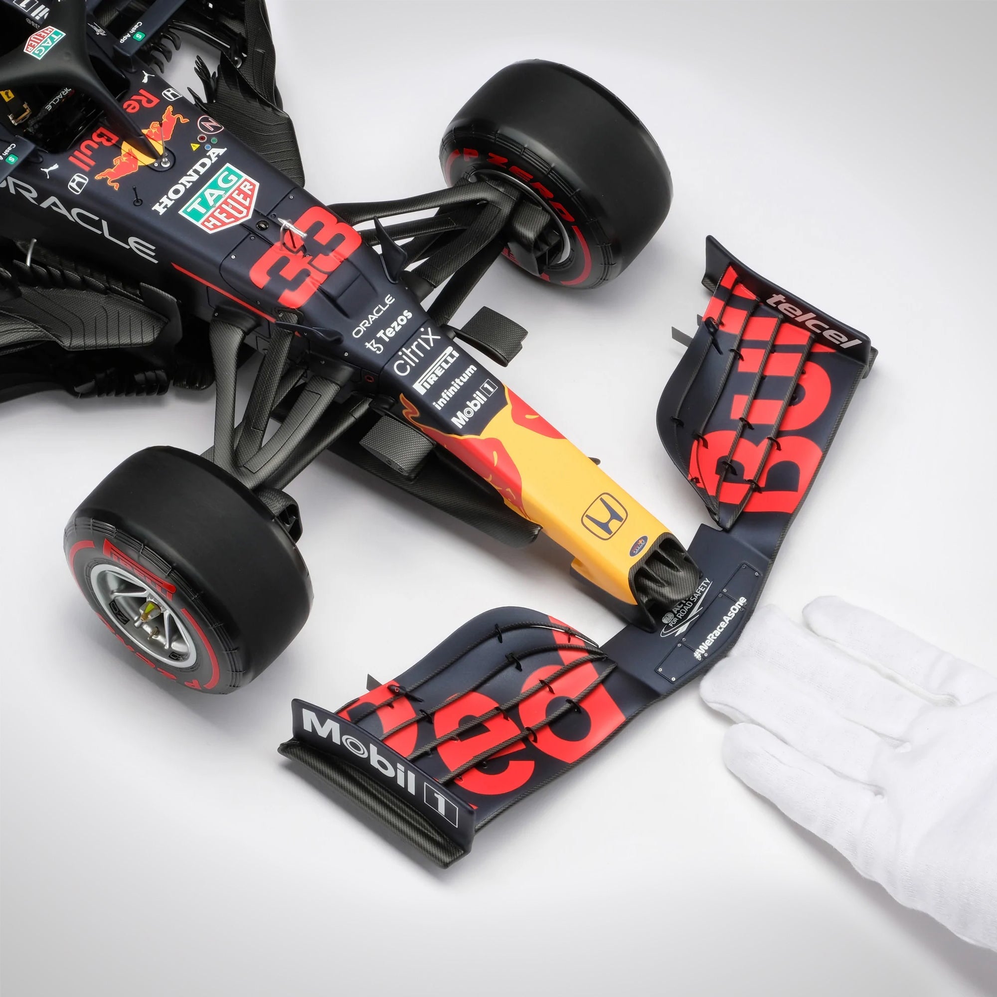 Max Verstappen 2021 Oracle Red Bull Racing RB16B 1:8 Scale Model – Abu Dhabi GP